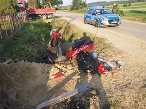 przewrócony motocykl i pojazd Iveco pod posesją