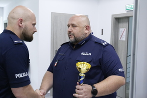 komendant Oleksiak wręcza puchar policjantowi