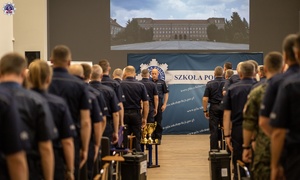 policjanci stoją w ławkach na finale konkursu