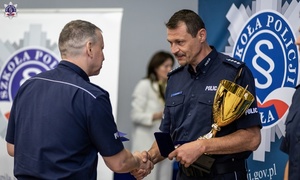 policjant odbiera nagrodę