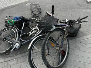 dwa rowery na chodniku