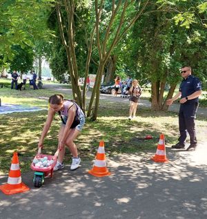 dziecko, obok policjant