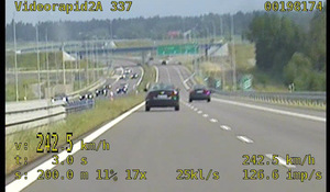 Stop klatka z wideorejestratora na którym widać osobowe auto poruszające się z prędkością 242,5 km/h