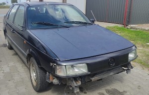 czarny Volkswagen na jezdni