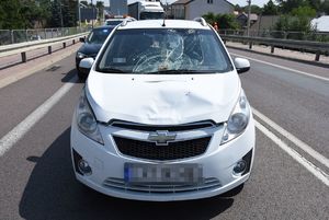 biały uszkodzony pojazd po wypadku