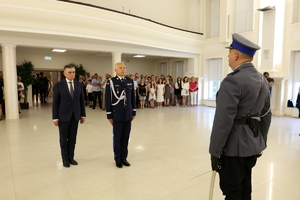 dowódca uroczystości składa meldunek Komendantowi Wojewódzkiemu Policji