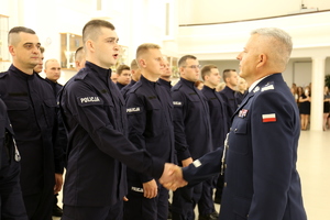 Komendant Wojewódzki wita w szeregach Policji młodych policjantów