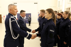 Komendant Wojewódzki z Wojewodą Lubelskim wręczają nowym policjantom, odznaki i legitymacje