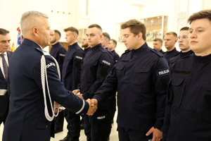 Komendant Wojewódzki z Wojewodą Lubelskim wręczają nowym policjantom, odznaki i legitymacje
