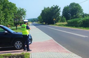 policjant podczas mierzenia prędkości, obok nieoznakowany radiowóz