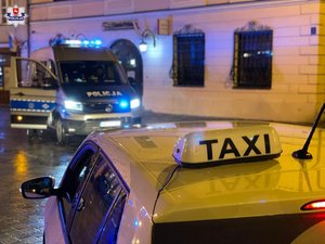 pojazd taxi i radiowóz