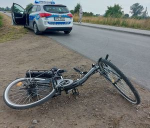 radiowóz i przewrócony rower