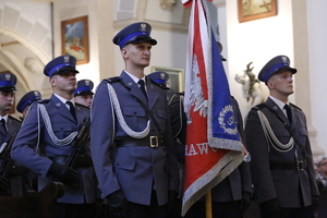 policjanci ze sztandarem Komendy Wojewódzkiej Policji w Lublinie