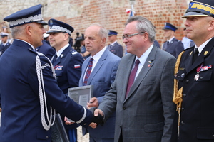komendant wojewódzki policji w Lublinie wręcza tabliczki z podziękowaniami