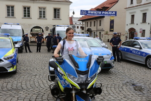 dziewczyna siedzi na policyjnym motocyklu