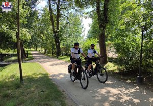 policyjny patrol rowerowy na alejce w parku