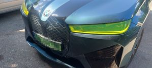 samochód BMW z zielonymi światłami
