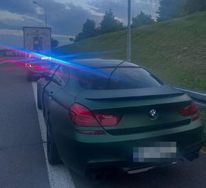 pojazd  BMW na drodze podczas kontroli