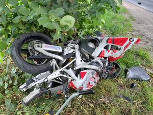 rozbity motocykl na trawie