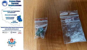dwa woreczki z narkotykami, obok zdjęcie ilustrujące Krajową Mapę Zagorzeń Bezpieczeństwa