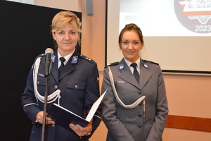 dwie policjantki w galowych mundurach w sali