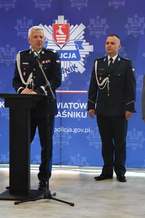 Komendant Bielecki podczas przemowy. Obok oficer prasowy kraśnickiej komendy