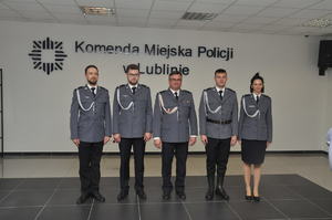 odznaczeni policjanci stoją na sali w Komendzie Miejskiej Policji w Lublinie
