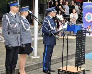 Przemowa komendanta Czebreszuka podczas uroczystości przed komendą