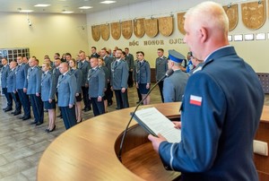komendant z Łukowa przemawia do stojących policjantów na sali
