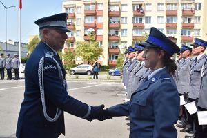 Generał gratuluje awansowanej policjantce