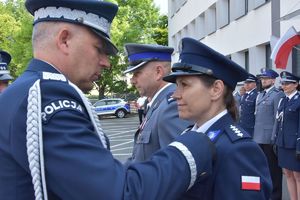 Generał gratuluje awansowanej policjantce