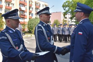 Generał gratuluje awansowanemu policjantowi