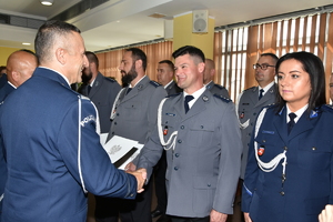 Komendant Czebreszuk gratuluje awansowanemu policjantowi