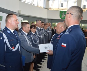 Komendant Oleksiak podczas wręczania awansów dla policjantów
