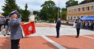 uroczysta zbiórka zamojskich policjantów na rynku w Zamościu