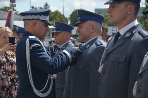 komendant Bielecki gratuluje odznaczonym policjantom