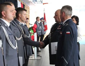 komendant Oleksiak gratuluje policjantom