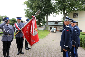 Komendant Wojewódzki Policji w Lublinie nadinspektor Artur Bielecki wita się ze sztandarem KWP