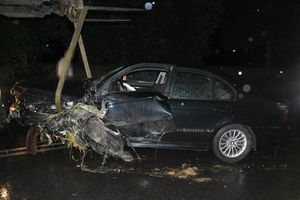 uszkodzone BMW wyciągnięte z rowu