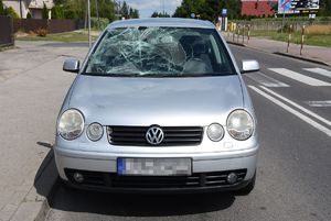 miejsce wypadku drogowego, samochód marki Volkswagen z uszkodzoną przednią szybą