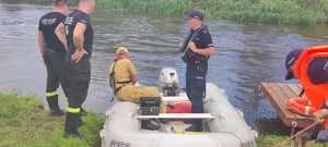 policjanci i strażacy nad rzeką podczas akcji poszukiwawczej