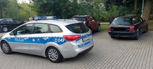 Oznakowany radiowóz z napisami policja oraz pojazd marki Audi którym poruszał się nietrzeźwy kierowca.