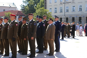 komendant miejski policji stoi wraz z delegacją wojska polskiego