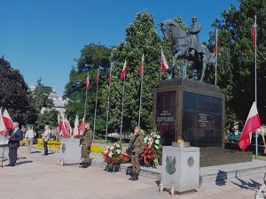 pomnik i stojący obok żołnierze