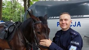 policjant i koń służbowy