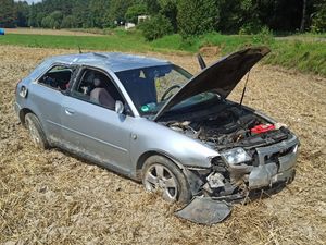 uszkodzony pojazd na polu