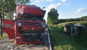czerwona ciężarówka po wypadku