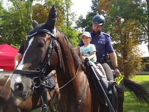 Policjant z patrolu konnego z dziećmi.
