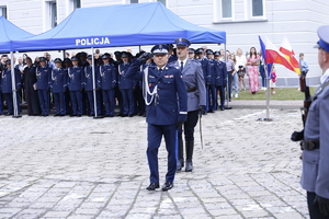 Komendant Wojewódzki Policji w Lublinie oddaje honor funkcjonariuszom oraz Sztandarowi Komendy Wojewódzkiej Policji w Lublinie.