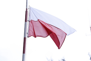 Flaga Polski powiewa na maszcie.